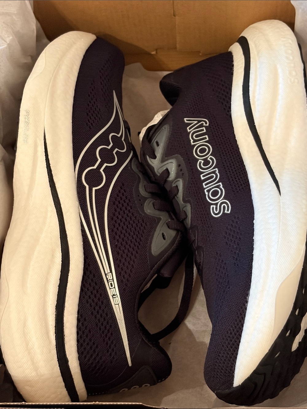 New never worn Saucony Ride 19 Athletic Shoes in Black and White - Picture 9 of 9